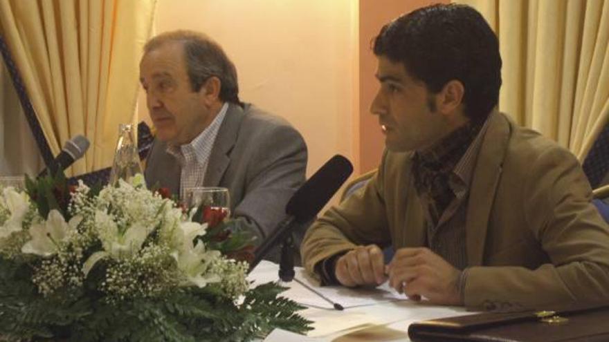 Javier Gómez Pascual (derecha) repasa la historia de la tauromaquia en presencia de uno de los organizadores de las jornadas.
