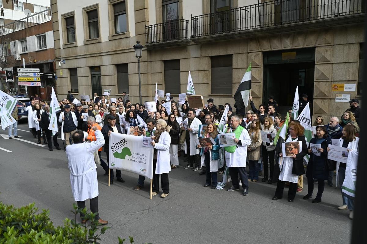La manifestación ha concluido a las puertas de la Subdelegación del Gobierno en Cáceres.