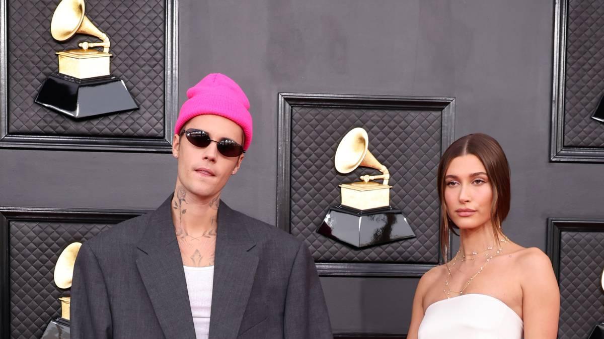 Justin Bieber y Hailey Baldwin a su llegada a la alfombra roja de los Premios Grammy