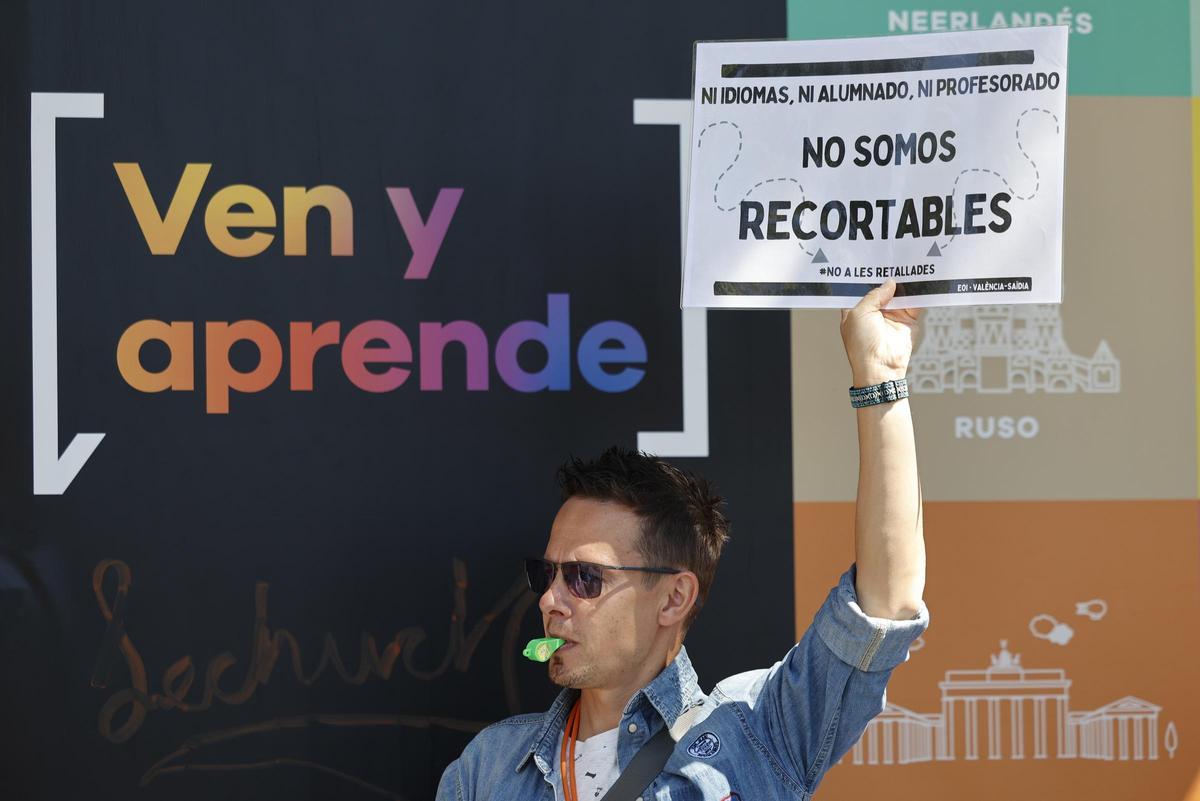 Profesorado de la Escuela Oficial de Idiomas de València se moviliza contra recortes