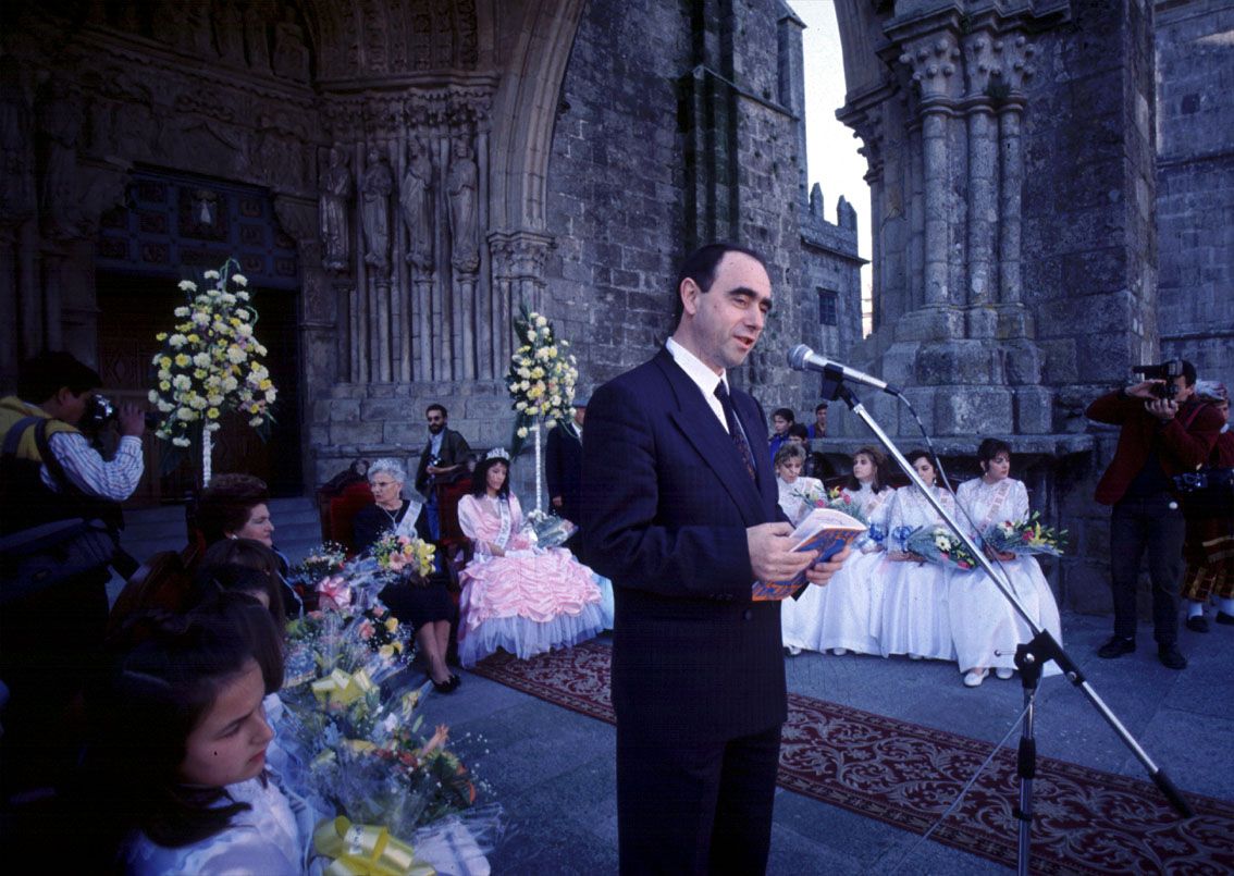 Dando el pregón de las fiestas de San Telmo en Tui en 1991 Cameselle (2).jpg