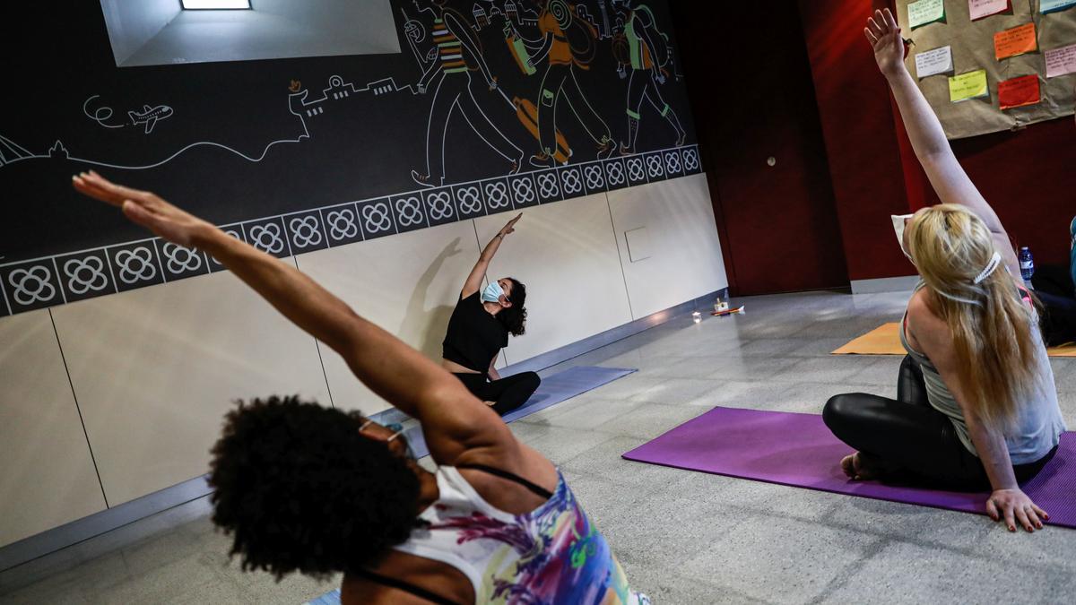 Clase de yoga en el nuevo albergue para toxicómanos