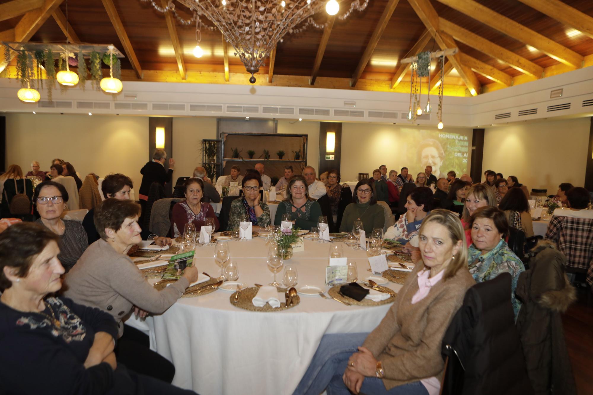 Entrega del premio "Abuela Campesina de Asturias" a la casina Maximina Fernández