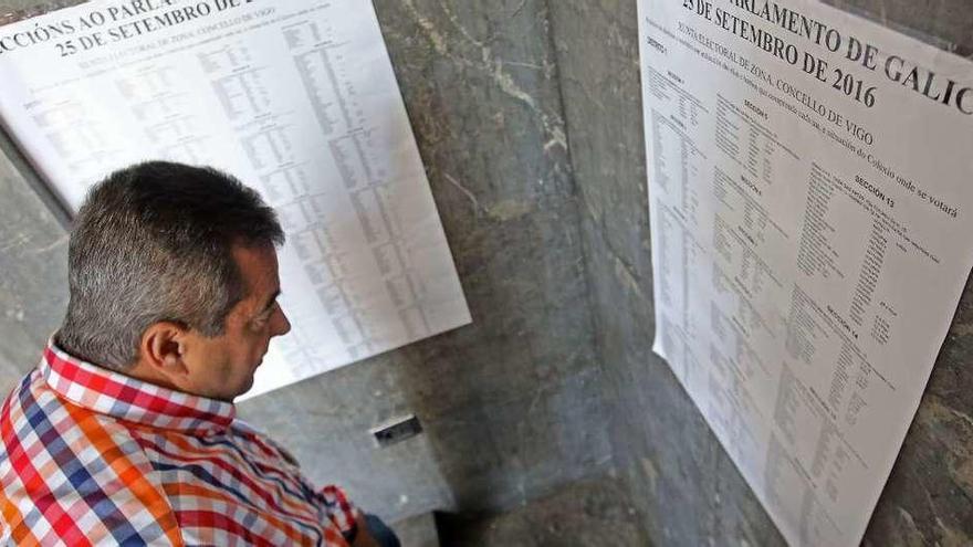 Un votante, en un colegio electoral gallego en las pasadas elecciones autonómicas.