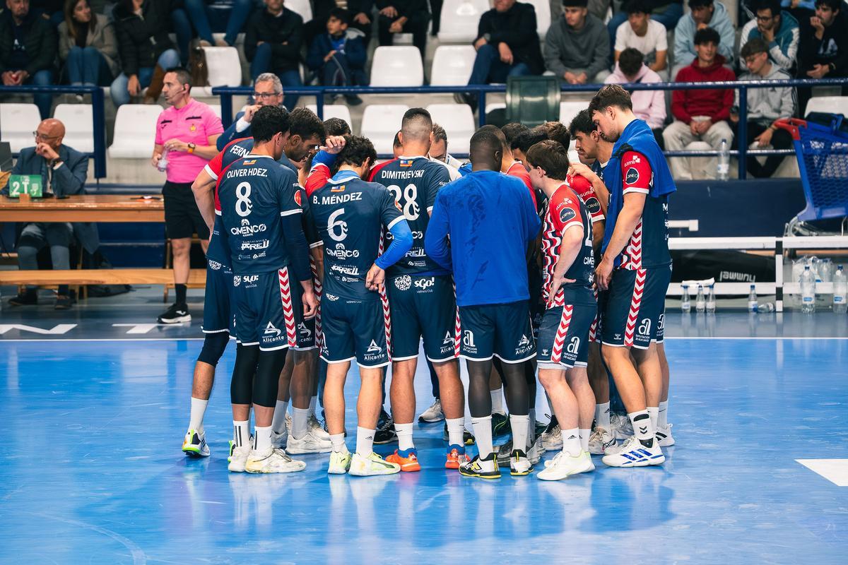 Los jugadores del Horneo Alicante hacen piña