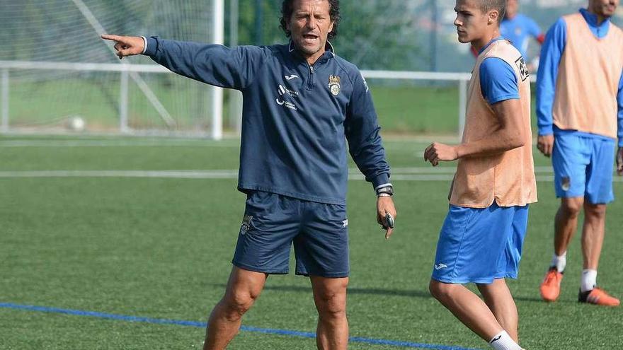 Luisito da indicaciones a sus jugadores durante un entrenamiento en Príncipe Felipe. // Rafa Vázquez