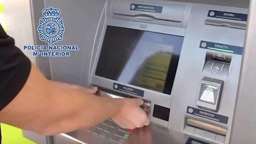 Detienen a dos hombres por colocar cepos en cajeros de Valencia y robar 19.000 euros