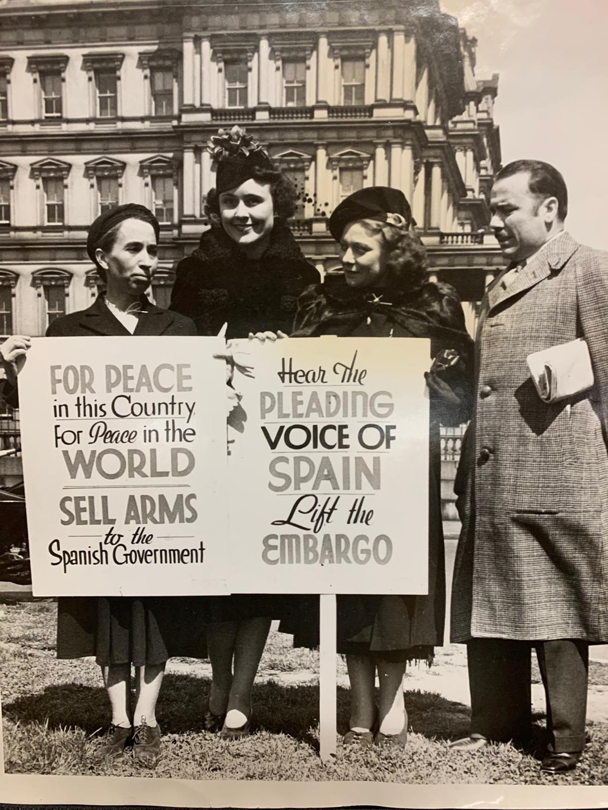 Ernestina González, la primera por la izquierda