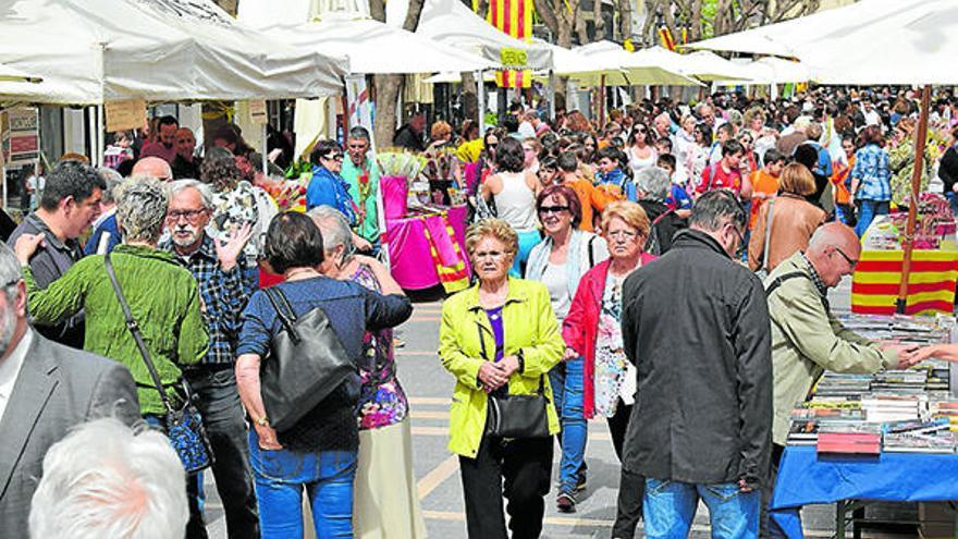 Gran afluència a la zona de les parades de llibres i roses al centre de la ciutat