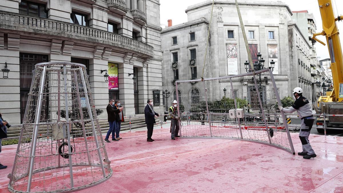 Los operarios montan el árbol en Policarpo Sanz con la compañía del alcalde de Vigo, Abel Caballero.