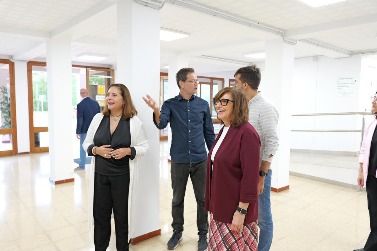 La consellera de Salud, Manuela García, y la gerente de Son Espases, Cristina Granados, esta mañana en el Parc Sanitari Bons Aires.