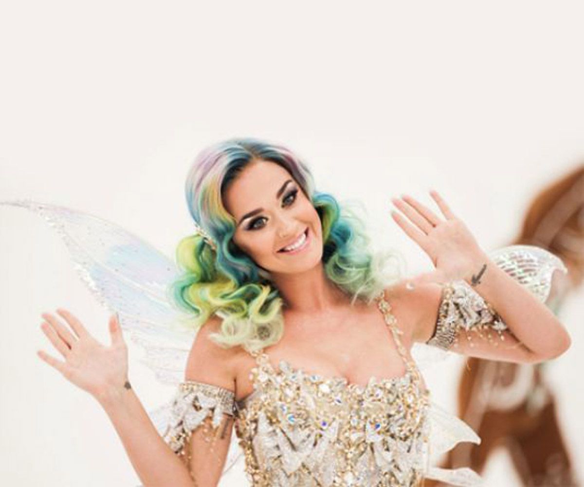 Katy Perry de elfo en la campaña de Navidad de H&amp;M