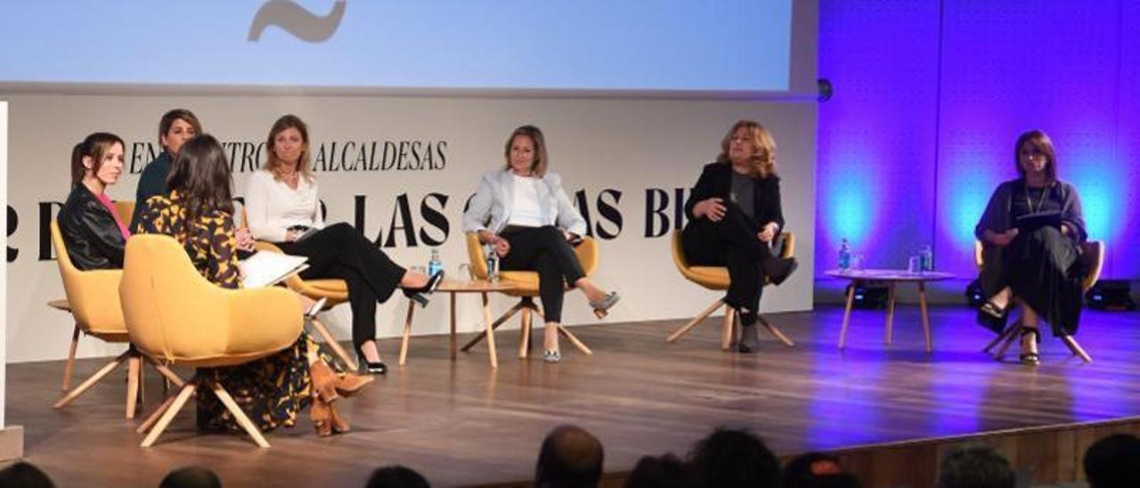 La periodista Marta Fernández, y las alcaldesas de Sabadell, Cartagena, Castellón, Barakaldo, Alcorcón y Allariz, durante uno de los coloquios del encuentro.   | // CARLOS PARDELLAS