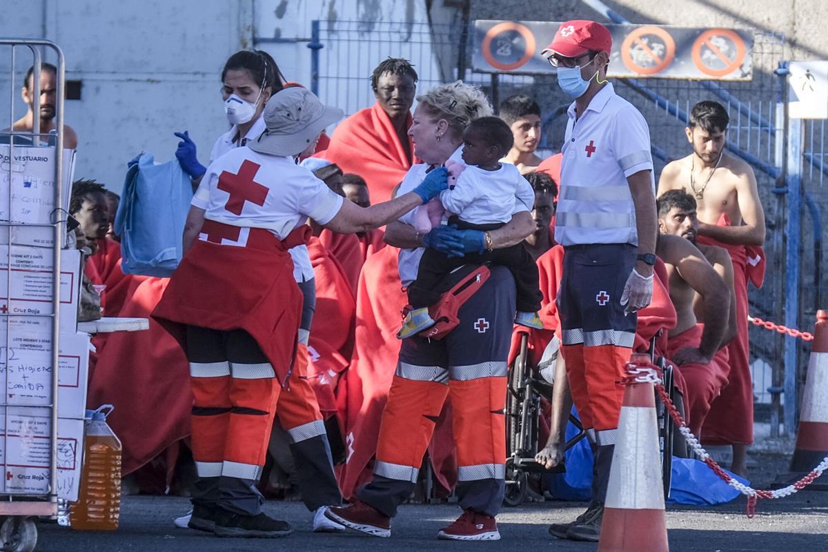 Comunidades autónomas | El Gobierno implicará a Fiscalía y fuerzas de  seguridad para evitar el boicot al traslado de menores migrantes