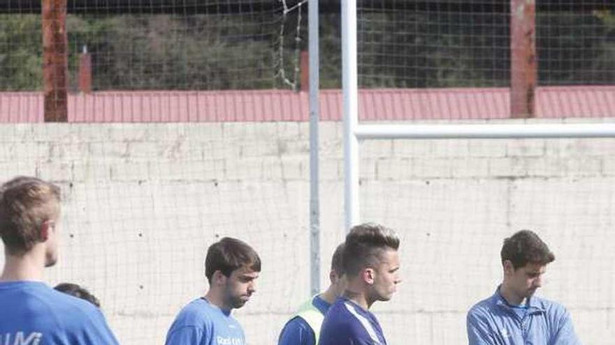 Los jugadores, cabizbajos, en un entrenamiento de esta temporada.