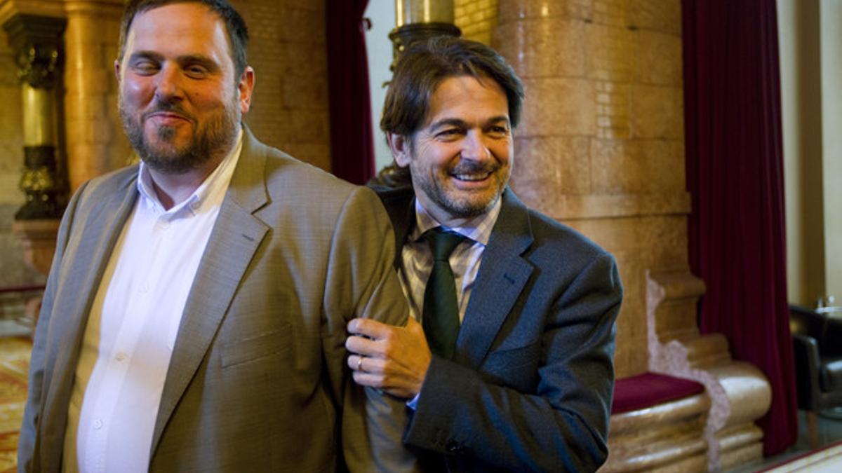 Oriol Junqueras y Oriol Pujol Ferrusola, en los pasillos del Parlament, en abril del 2012.