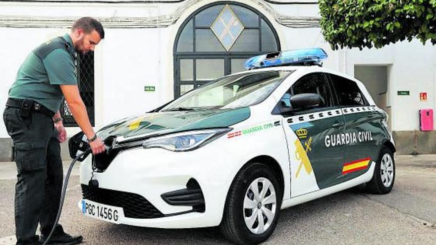 Parque móvil | La Guardia Civil dispone ya en Córdoba de trece vehículos eléctricos e híbridos.