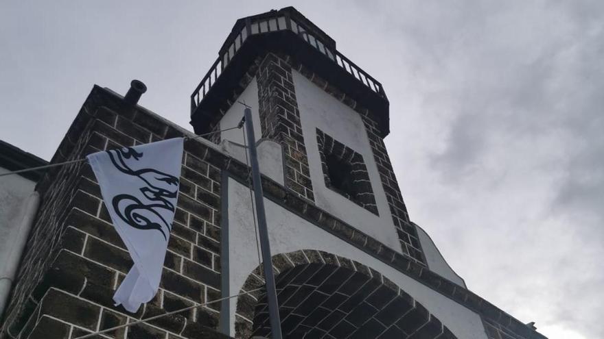 Bandera izada en la parroquia de La Concepción en El Hierro