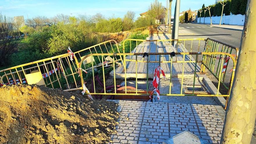 Queja vecinal en Plasencia por una obra sin cerrar en una acera