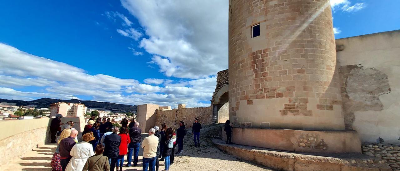 Las visitas guiadas al castillo de Elda tuvieron que ampliarse por el interés suscitado.