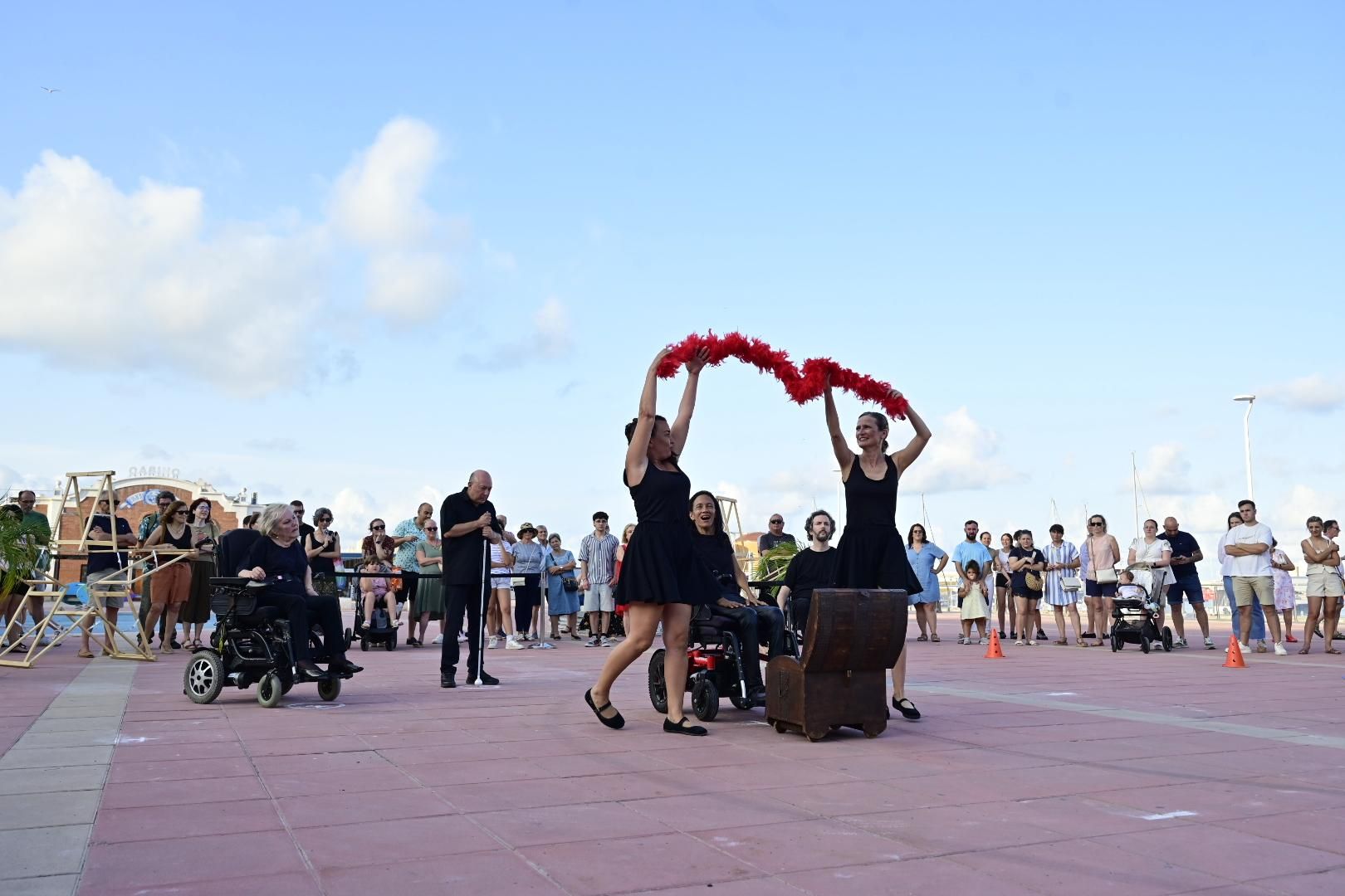 El Moll de Costa se viste de moda con el desfile solidario de Cáritas