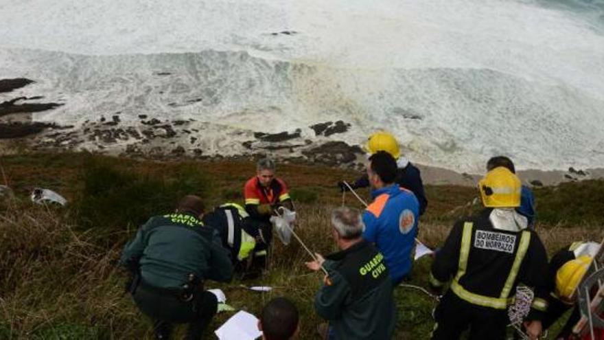 Rescatan ileso un conductor que cayó por un acantilado de Cabo Home