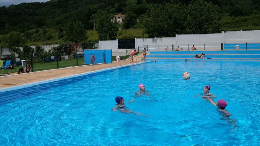 El valle del Nalón se zambulle: Langreo y Caso abren este martes y completan la oferta de piscinas al aire libre para el verano