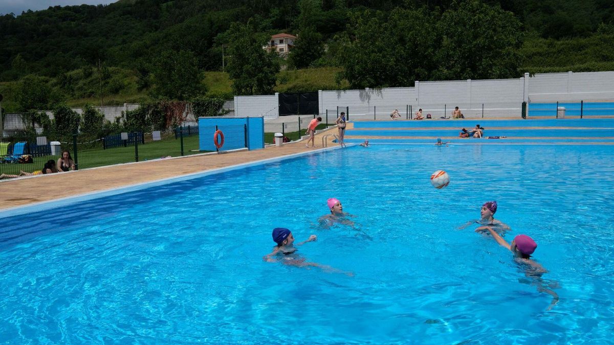 Usuarios en las piscina de Riaño en una temporada anterior.