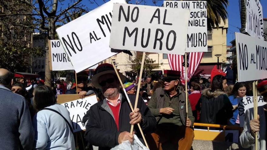 La Plataforma No al Muro sale a la calle en Navalmoral de la Mata