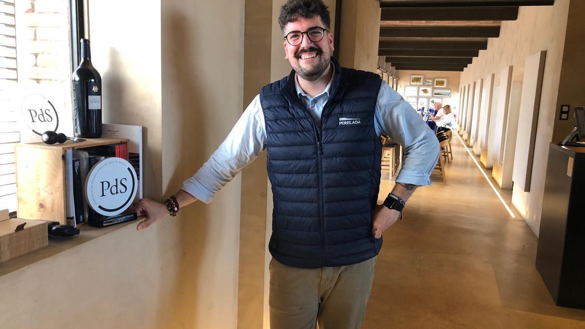 Daniel Galilea a la sala del Wine Bar Celler 1923 de Peralada, al costat del premi que li va concedir l'Associació de Professionals de Sala de Girona.