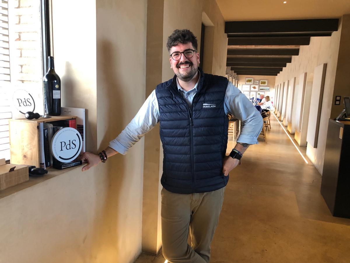 Daniel Galilea a la sala del Wine Bar Celler 1923 de Peralada, al costat del premi que li va concedir l'Associació de Professionals de Sala de Girona.