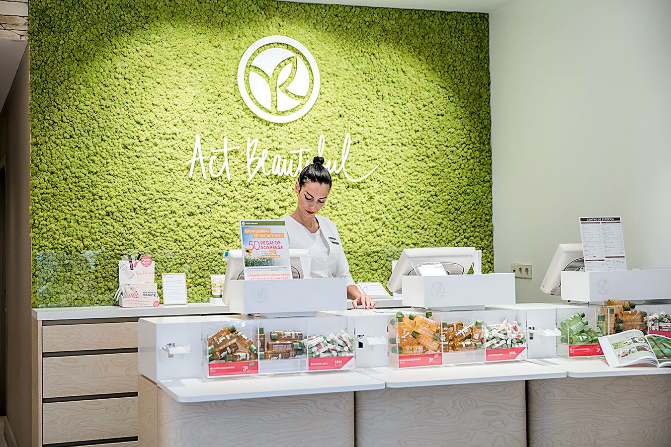 Un jardín vegetal con el lema “Act Beautiful” preside la tienda Yves Rocher