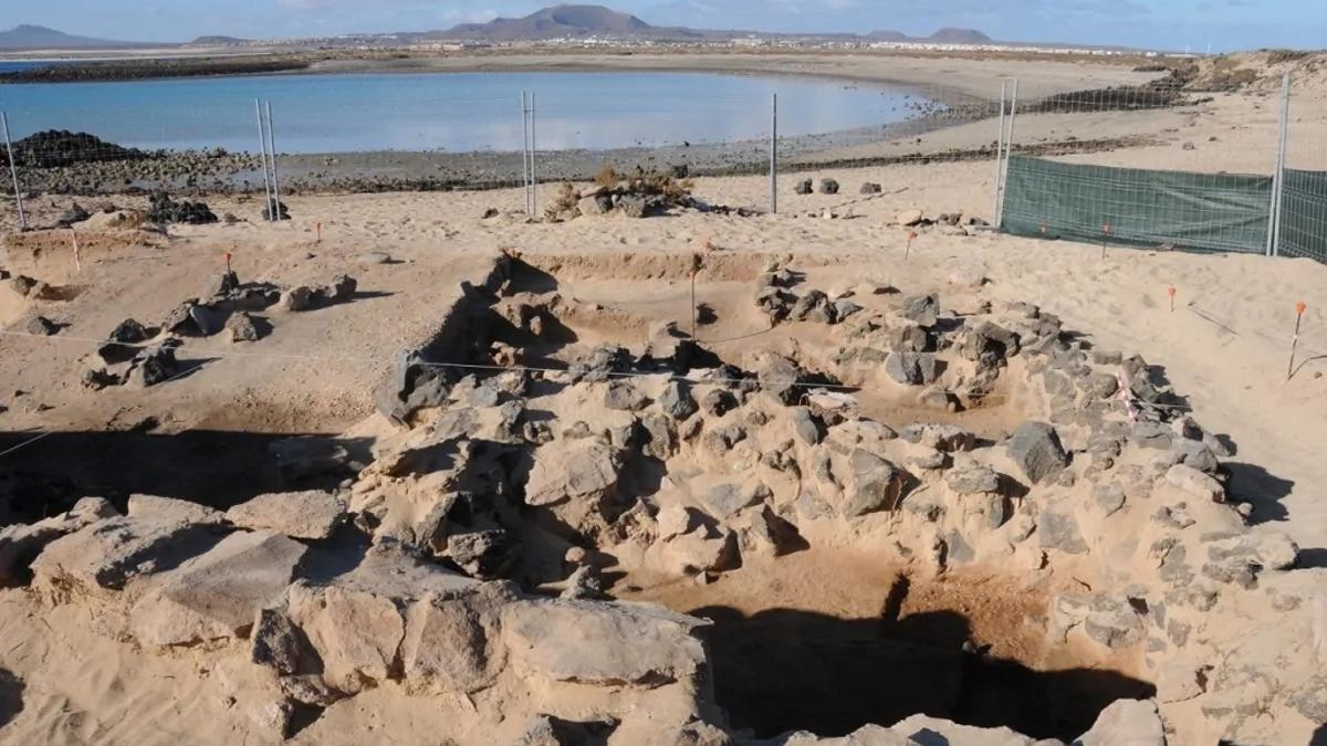 Registro arqueológico de la conchera encontrada en la Playa de la Calera, en el Islote de Lobos.