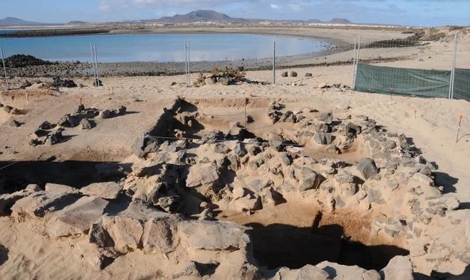 Registro arqueológico de la conchera encontrada en la Playa de la Calera, en el Islote de Lobos.