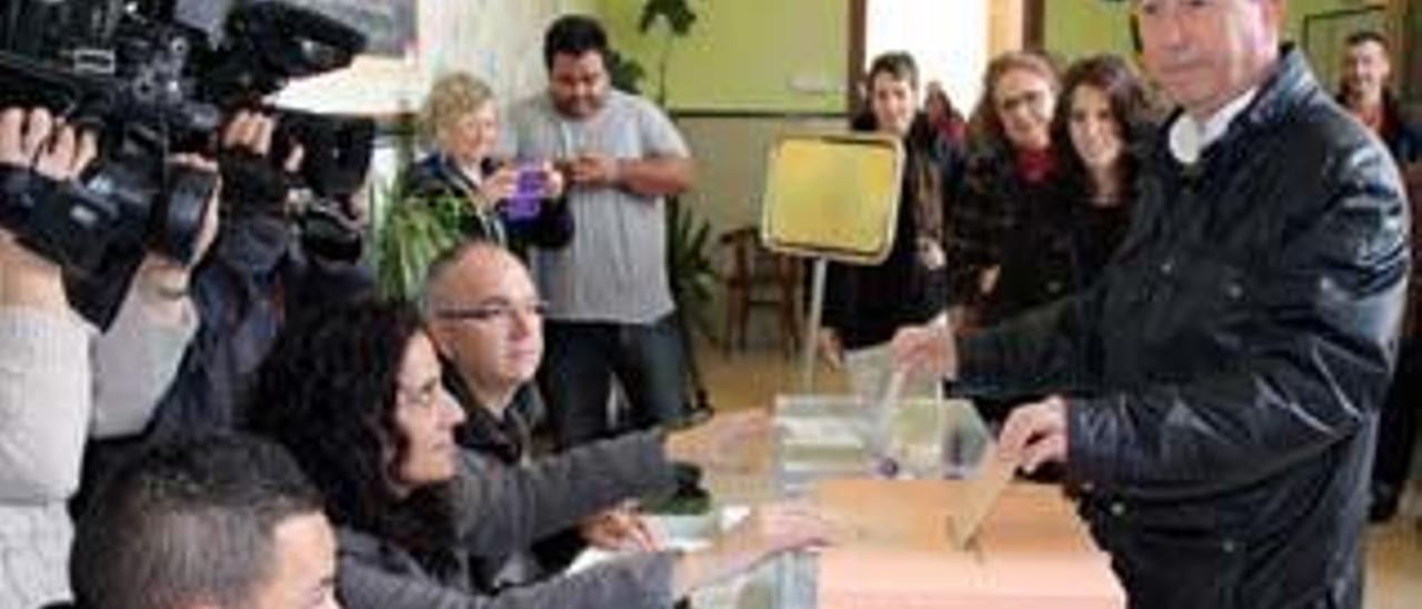 El candidato de Compromís, Joan Baldoví, ayer, al votar en Sueca.