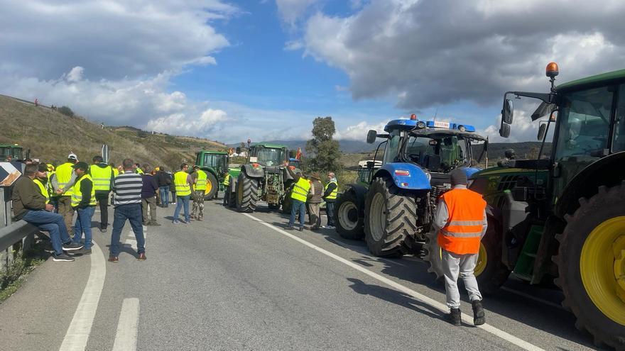 Los agricultores insisten: &quot;Mientras no consigamos algo vamos a estar en la calle&quot;