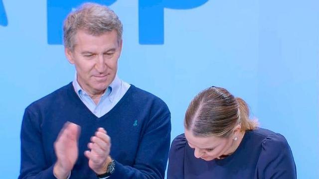 La presidenta Prohens firma el acuerdo ante la mirada de Feijóo.