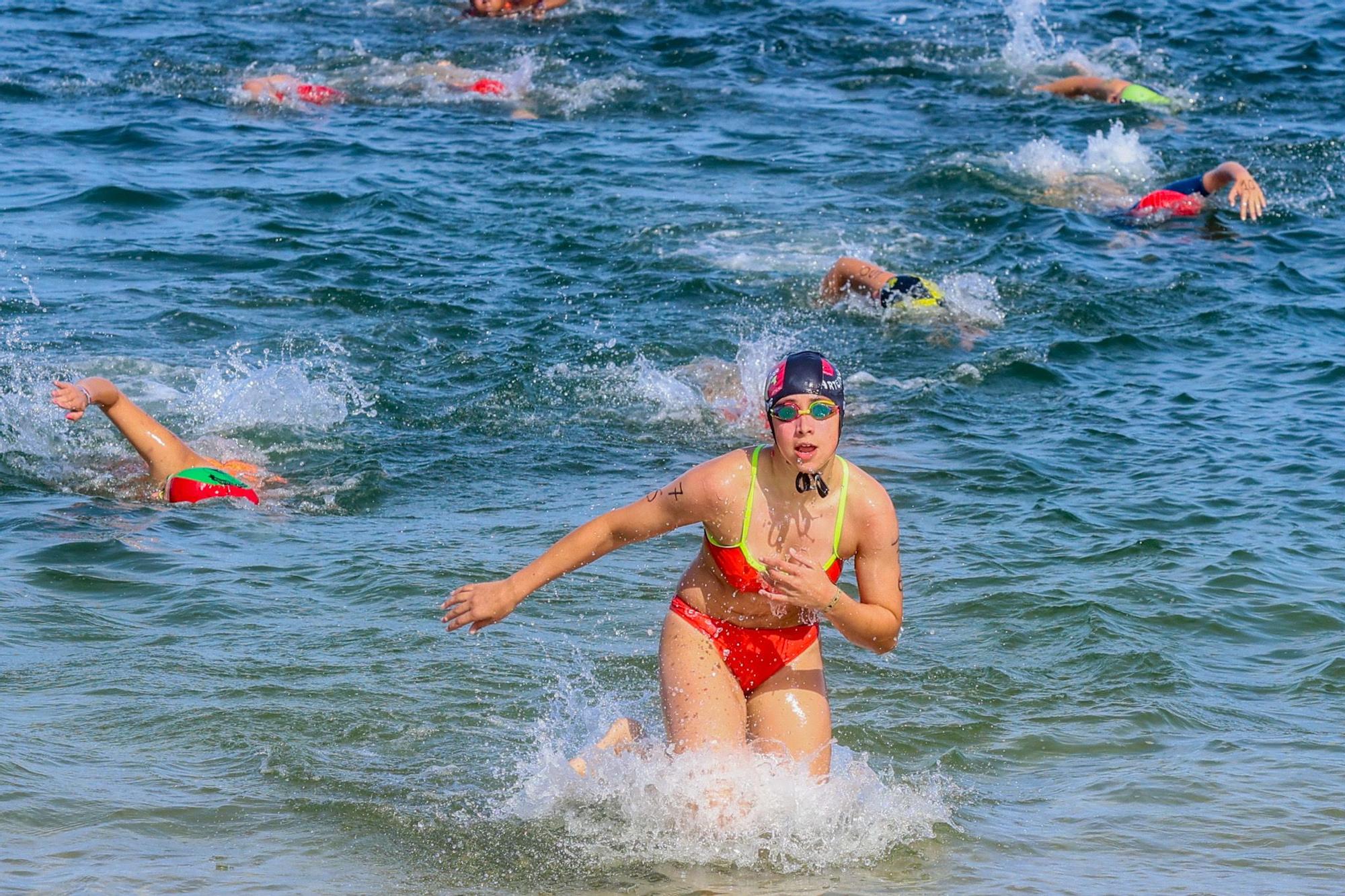 El salvamento llena de espectáculo deportivo la playa de A Concha