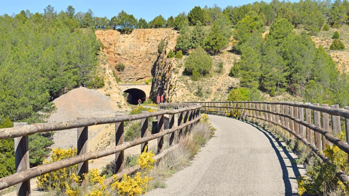 Un recorrido a través de parques naturales, campos de naranjos y viaductos históricos sobre el trazado ferroviario.
