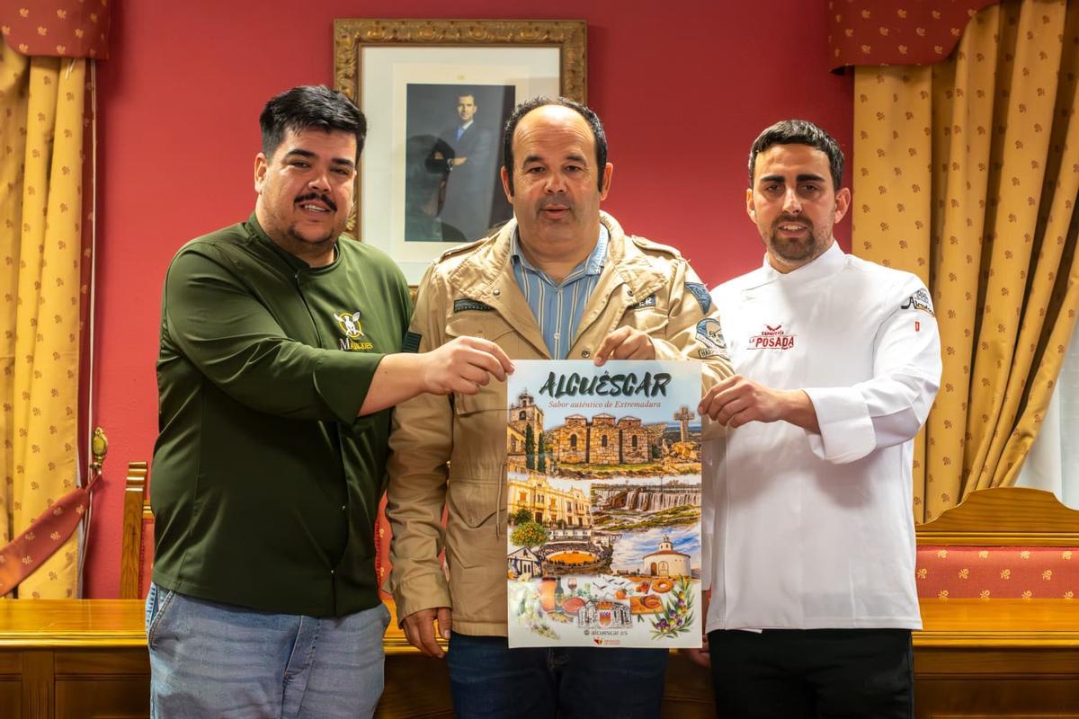 El alcalde de Alcuéscar, Dioni Vasco, con Adán Toribio y Juan Ángel Gaspar.