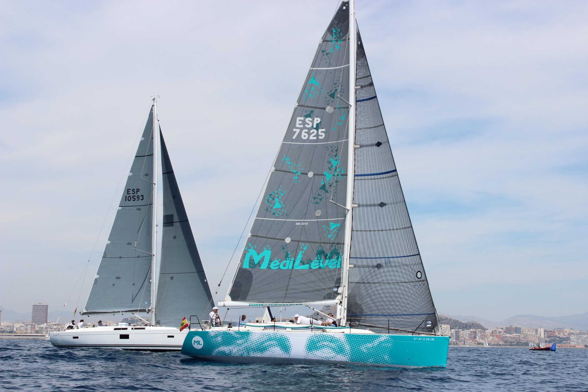 Imagen de un momento de la regata disputada en la bahía de Alicante.