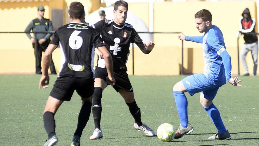 Jugadores del Plus Ultra y el Lorca Deportiva disputan un balón.