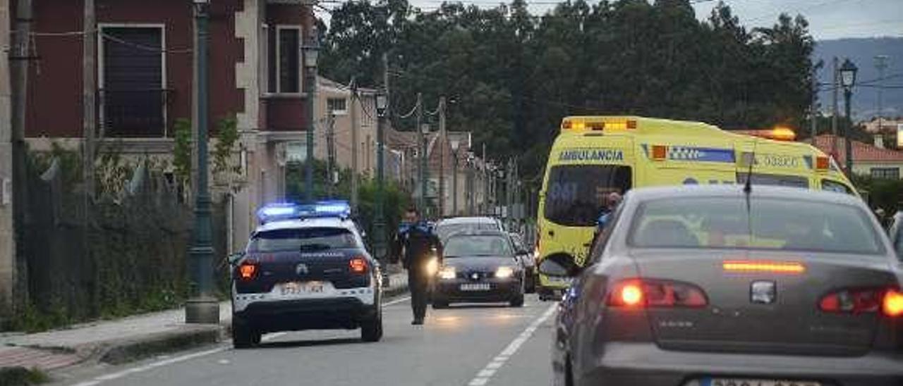 El coche de la Policía y la ambulancia del 061, ayer en Beluso. // G.N.