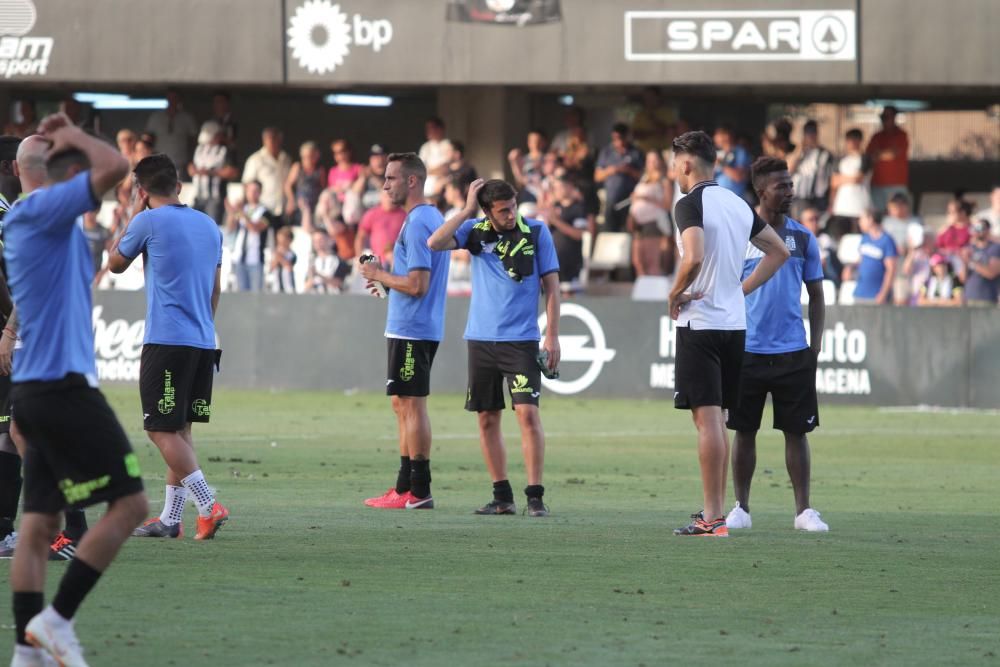 Los jugadores del FC Cartagena, tristes tras el partido que les deja sin ascenso