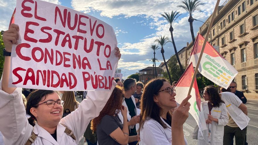Protesta médica en Murcia: &quot;El borrador de Estatuto nos obliga a semanas de 50 y hasta 60 horas&quot;