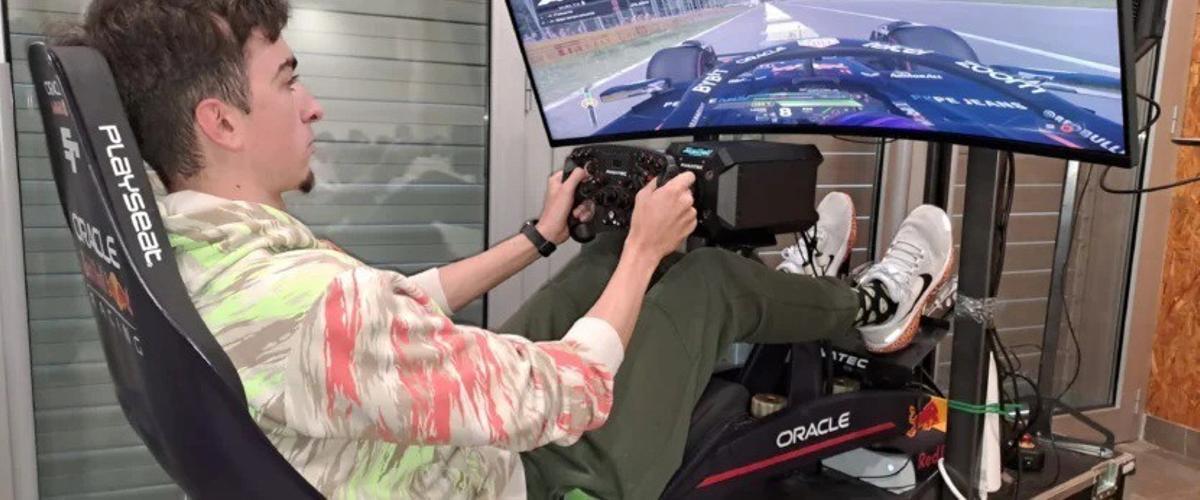 Un estudiante prueba el simulador de Fórmula 1, durante la jornada desarrollada por la Universidad de Extremadura y Oracle.