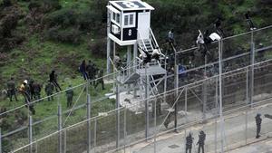 Imagen de archivo de un salto a la valla de Ceuta.