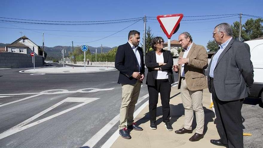 Uxío Benítez (izq.) con Eva García de la Torre y Manuel Carrera, ayer, en la rotonda. // D.P.