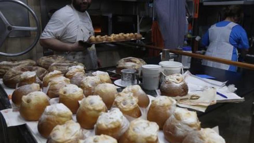 Uno de los horneros del Forn de Campanero que vende sus panquemados en Alberic.