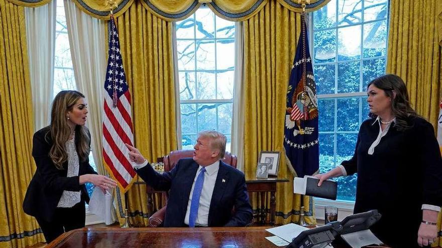 Trump, junto a dos de sus asesoras de comunicación, ayer, en el Despacho Oval. // Reuters